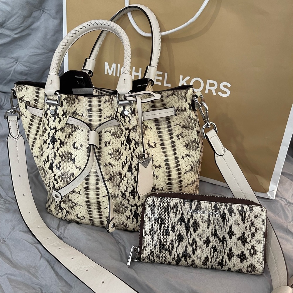 Michael Kors Bucket purse